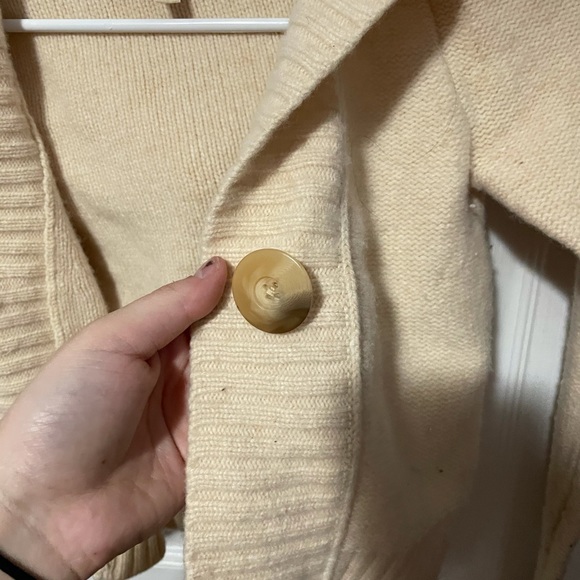 Cute Abercrombie and Fitch cropped sweater cardigan size medium with button - Picture 3 of 4